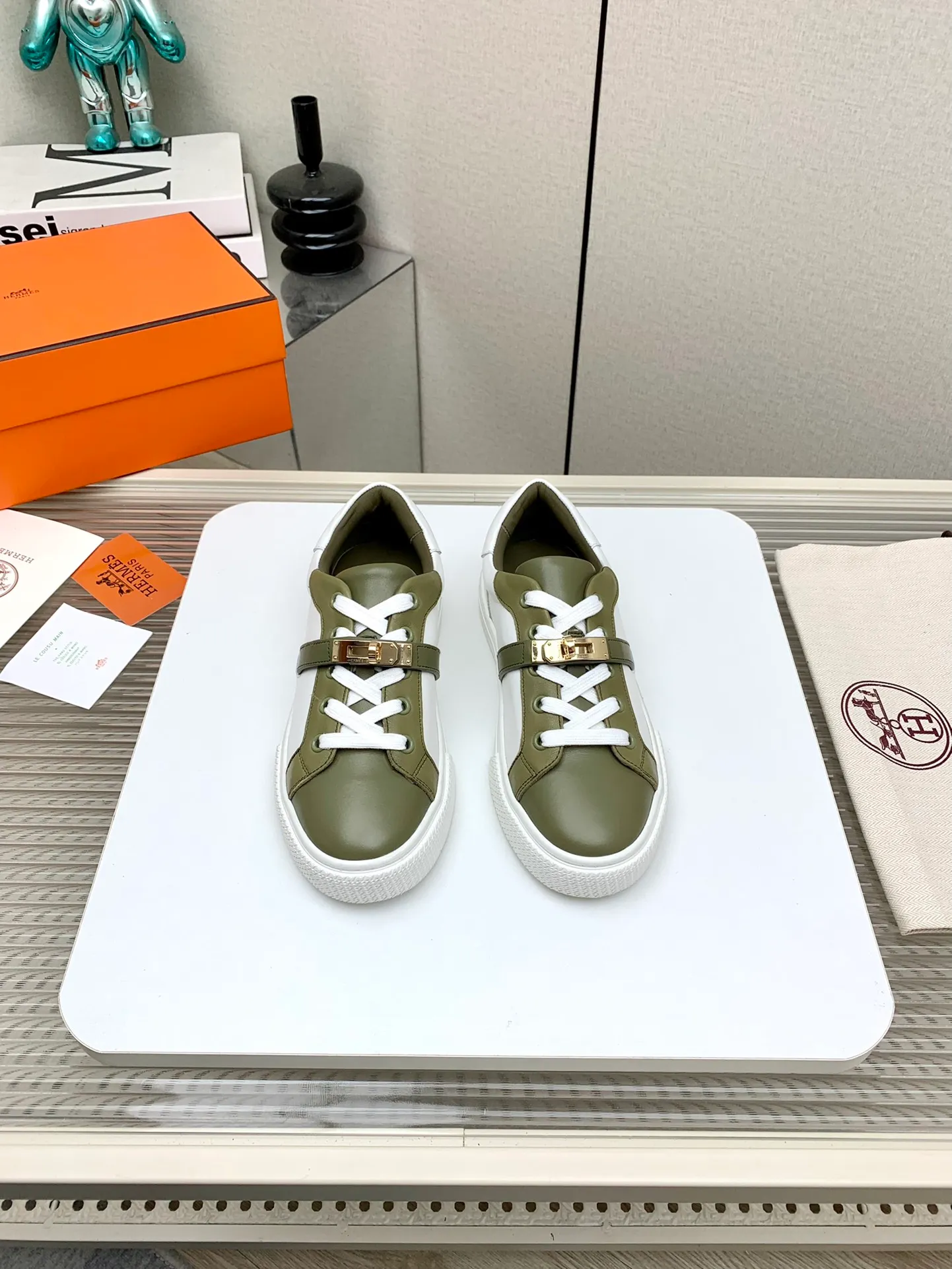 👟👟Ex-factory price 660👟👟 Men's style ➕10 (high version) Hermes classic couple model #𝐊𝐞𝐥𝐥𝐲 buckle casual white skate shoes, which will not conflict with shoes at all. Full of unknowns, Hermès rarely produces flat casual shoes and they are paired with classic palladium-plated Kelly shoe buckles! You'll fall in love with it at first sight. It's super versatile and can be worn with any skirt or pants. 🉑️Looking in with your eyes closed, it looks super noble. Fabric: Specific cowhide/canvas material. Lining: Sheepskin lining. Outsole: Original molded TPU outsole. Size: 35-45.